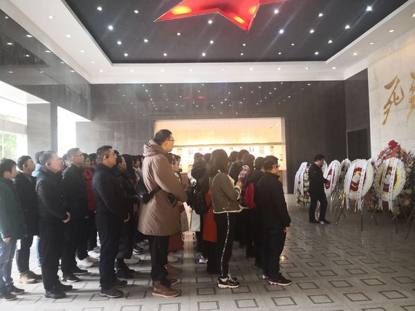 凭吊先烈.jpg